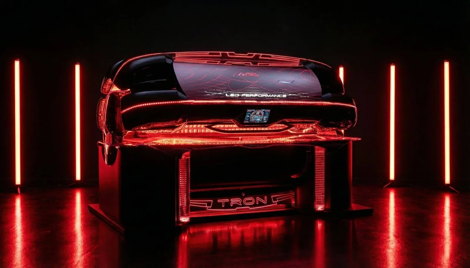 TRON ARES Pro mit geschlossenem Oberteil in der Vorderansicht